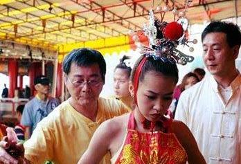 少女被关公钦点当“莲花太子”乩身，这样的人真实存在吗？