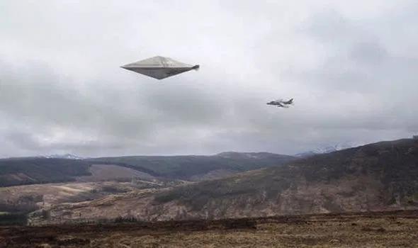 不明外星生物？夜空出现螺旋飞行器（可能是火箭部件）