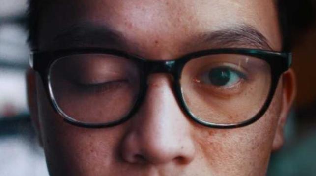 人类大脑有两部分，怎么让一个陷深度睡眠，一个保持苏醒？