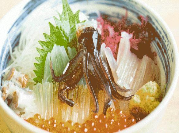 鱿鱼活切摆盘做刺身，日本被“砍头”的鱿鱼怎么还能跳舞？