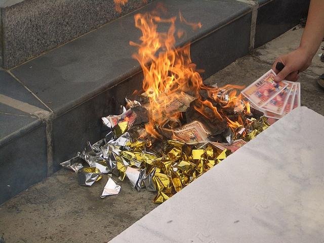 上坟烧纸的目的是啥，又为啥要禁止（破除封建保护环境）