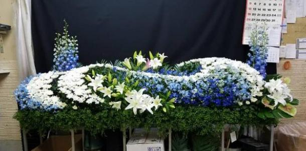日本人结婚时要送花圈，生日开业喜庆都要送，喜事办的像丧事？