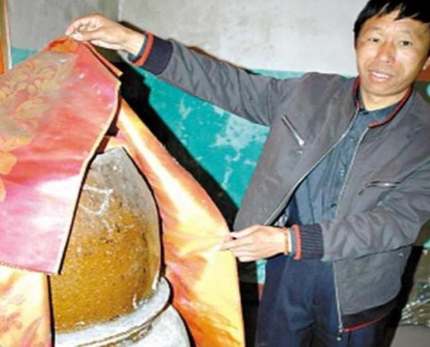 常人如何制作木乃伊？多年前，有位孩子将父亲制成木乃伊供奉家中