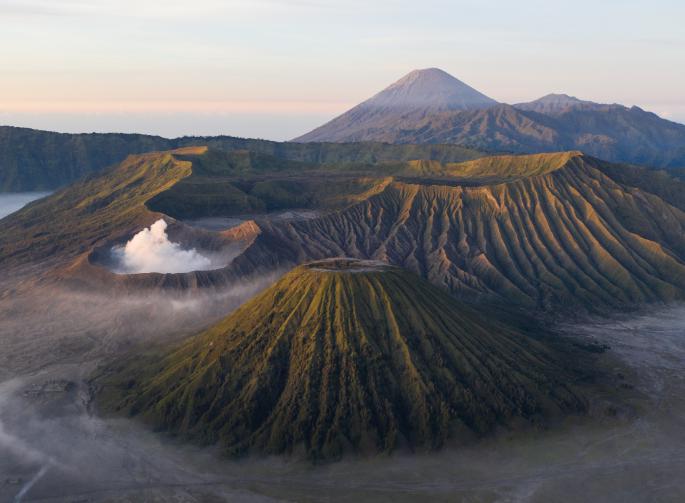 现在34个火山群、600多座火山，大多数火山都在东北，好处多还是