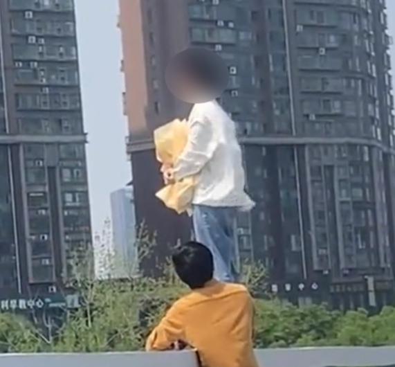 湖南少女手捧花跳河去世，为何掉入河中比掉到地面的生存几率小？