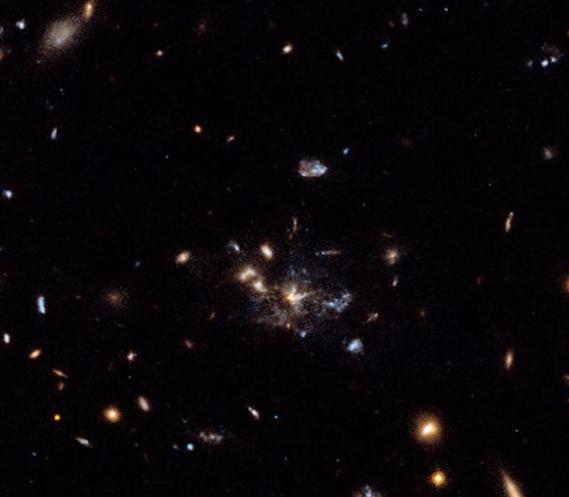蜘蛛网星系周围增长急剧的超大质量黑洞（充满浪漫）