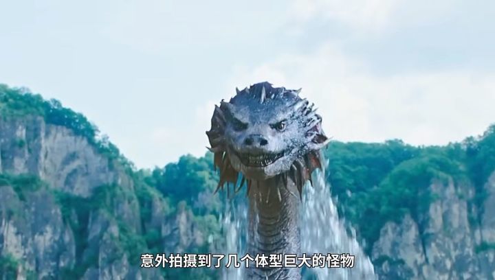 捕捉过马群的喀纳斯湖水怪，长十多米，背部是红色(惊慌失措)