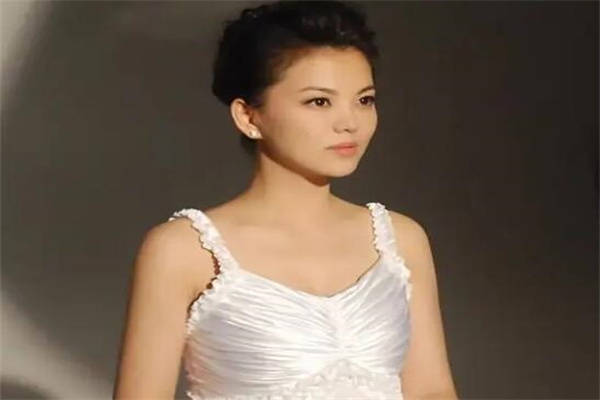 李湘年轻时的最美照片，肤白貌美(可谓少女感十足)
