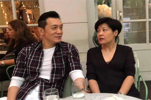 哈文现在有老公是谁?李咏(并没有改嫁)