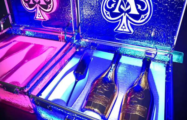 黑桃a在酒吧多少钱一瓶：单价8800元，比市场价高6倍