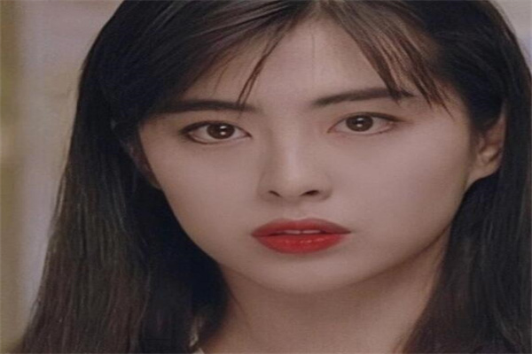 美人三分龅是什么意思?美女都轻微龅牙(侧面更好看)