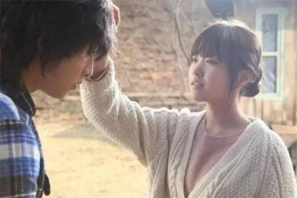 女孩摸男孩头代表什么?对你有好感(比较亲昵的行为)