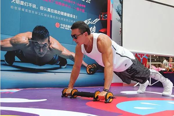 刘畊宏的健身视频在哪里看：抖音直播(一周直播五天)