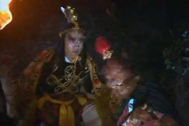黄袍怪法宝本领：绝招黄袍遮天(兵器可以抵挡金箍棒)