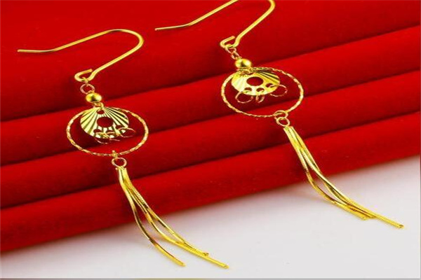 五行属金的人戴什么最旺，金首饰/水晶等(忌讳戴属水饰品)