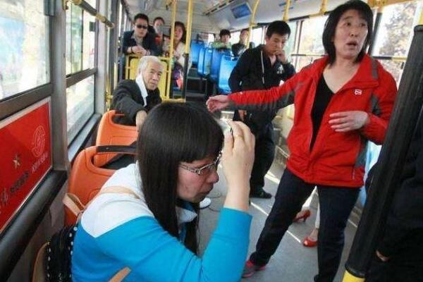道德婊是什么意思：站在道德制高点要求别人(很双标)