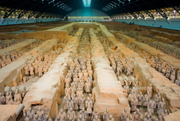 秦始皇陵墓里有什么：有很多陪葬品(兵马俑、九个鼎)