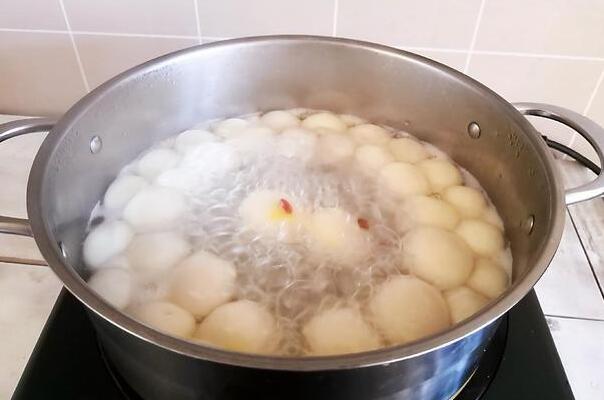 汤圆要冷水煮还是热水煮：冷水煮(速冻汤圆)