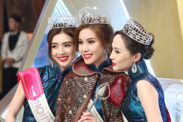 港姐是什么标准选出来的：美貌和智慧(仪态、服饰也考核)