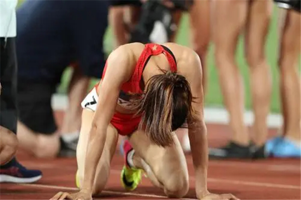 女子4x400米接力世界纪录：3分15秒（历史悠久）