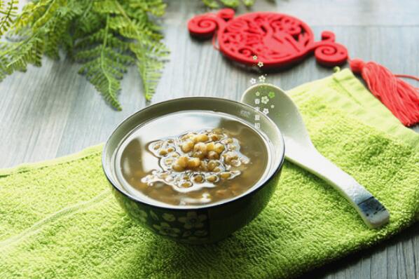 喝绿豆汤的五大禁忌：绿豆汤不易冰镇(绿豆汤的禁忌人群)