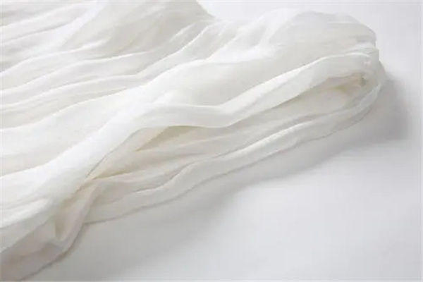 桑蚕丝衣服怎么洗：使用专用洗衣液（浸泡后轻轻揉搓）