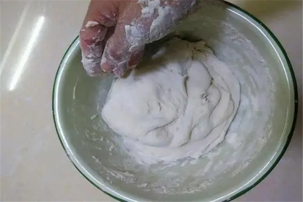 面粉越和越粘手怎么办：涂食用油（切忌量太多）