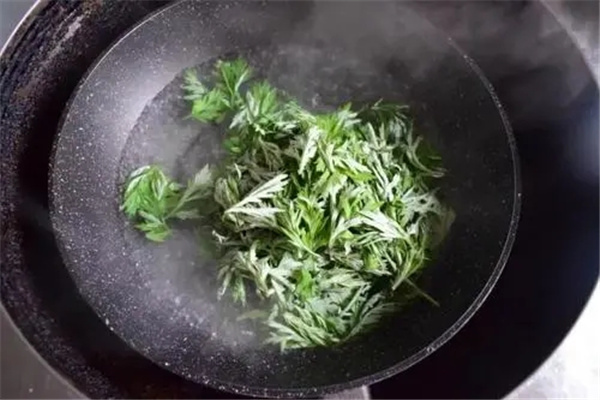 喝艾叶水的功效与作用：温经通脉（能够止血）