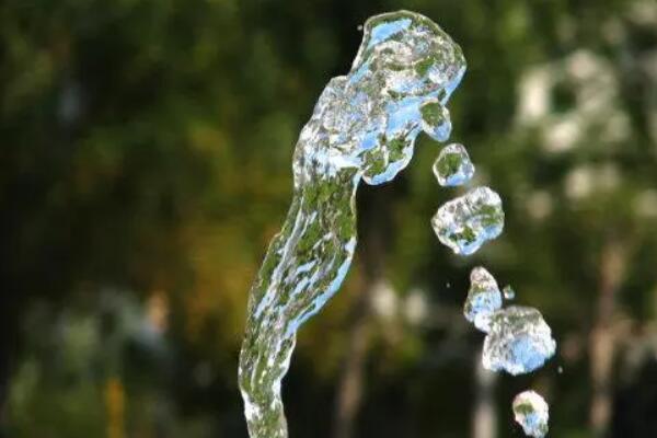 水是寒性还是热性?山泉水属于寒性(矿物质含量高)