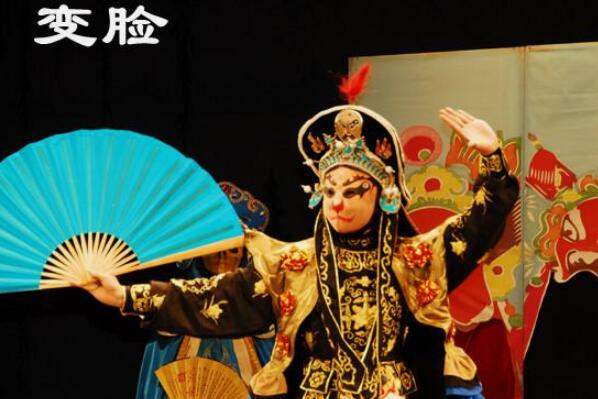 川剧变脸怎么变的：将脸谱事先贴在脸上(扯下丝线脸谱变脸)