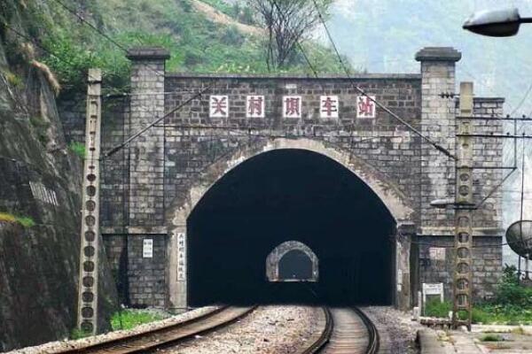 中国最惨烈的一条铁路 最高动工35万人牺牲2100人(英雄铁路)