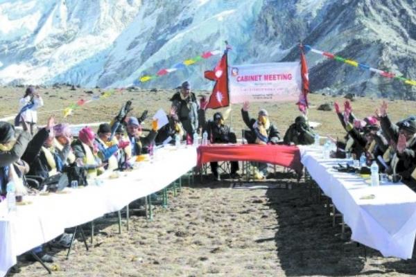 世界上最高的内阁会议:24位尼泊尔人顶着狂风呼吁环保