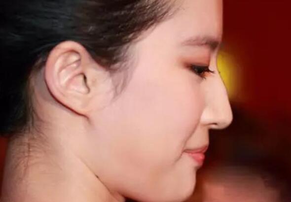 女人驼峰鼻有什么说法?性格强势不擅长理财，命运普通平淡如水