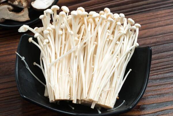 金针菇可以和豆腐一起吃吗?可以，金针菇驴肉同食会心痛