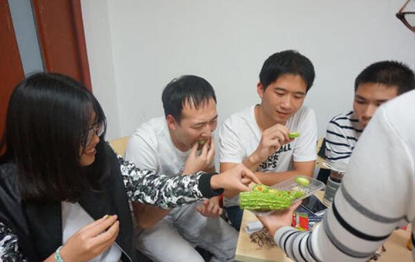 苦瓜可以生吃吗，可以（有降火减肥功效/适合夏季生吃）