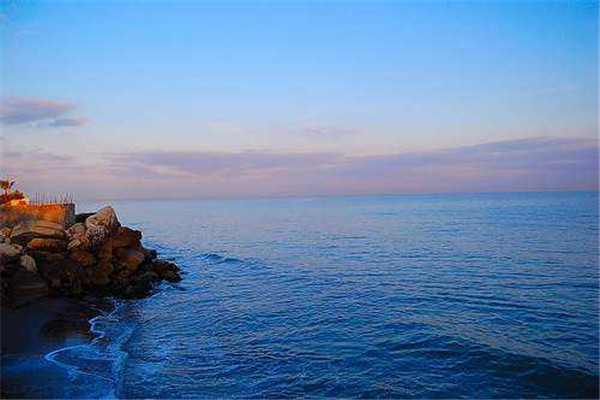 世界上最大的湖 里海（咸度足够大给人新颖的感觉）