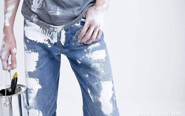油漆弄到衣服上怎么洗掉，橄榄油、花露水、卸甲水清洗