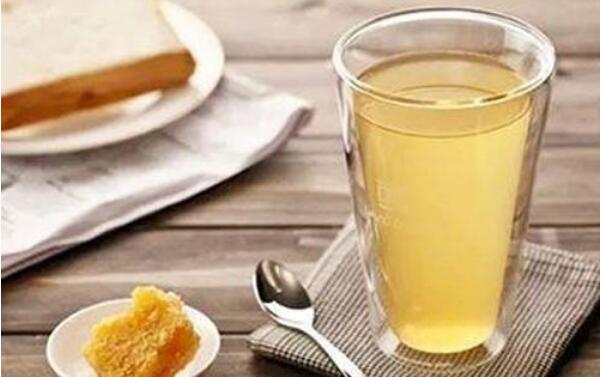 蜂蜜用什么水冲最好，40-50℃温水（水温不要超过60℃）