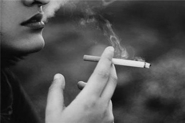 喝酒和抽烟哪个危害大 喝酒和抽烟的危害有哪些
