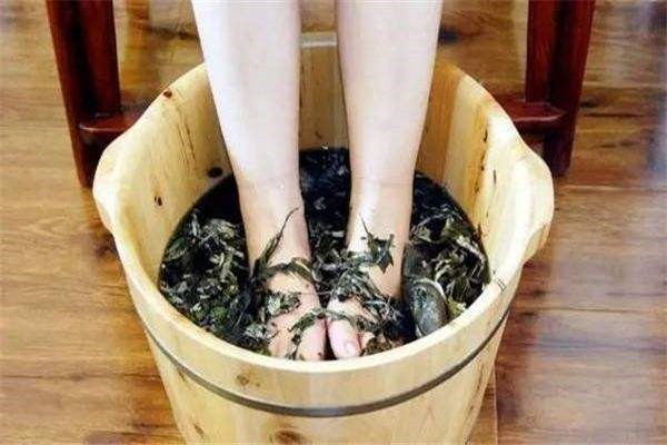 泡脚加什么有助于睡眠 加盐加醋加生姜都可以