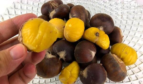 生板栗去壳去皮窍门，壳上切十字/热水浸泡15分钟
