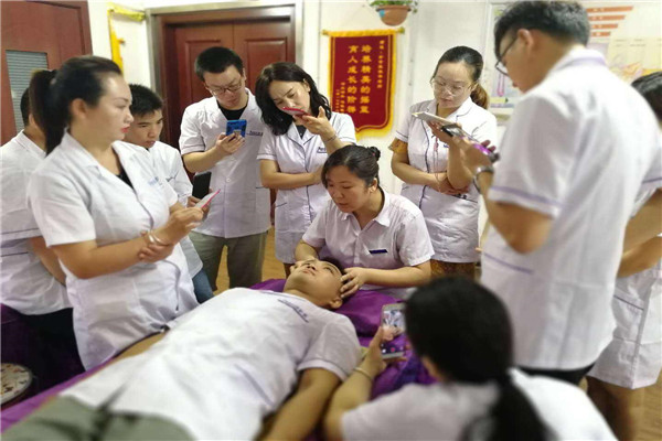 洗眼采耳的危害：眼睛耳朵产生炎症/影响听力视力