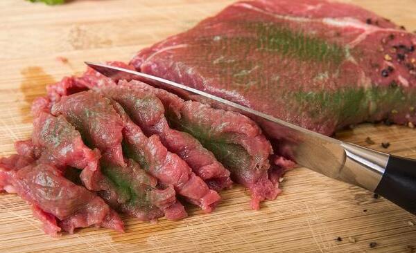 牛肉有点变味怎么处理，切成牛肉丝用辣椒煎炒/完美去味