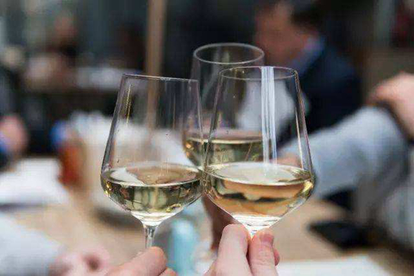 喝醉酒喝浓茶解酒吗？怎样才可以快速解酒（多喝水）