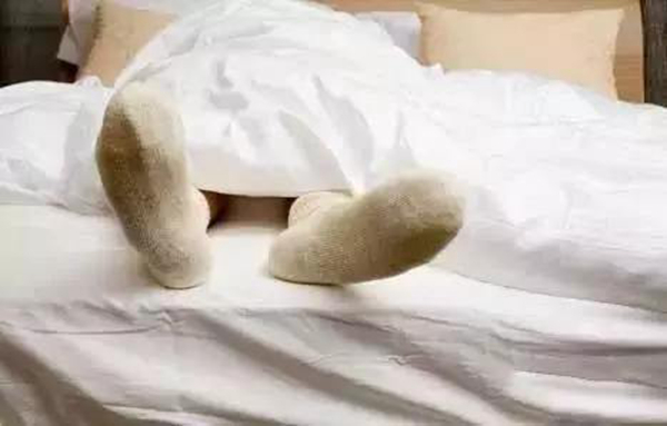 晚上睡觉可以穿袜子吗？晚上睡觉穿袜子会影响身体吗