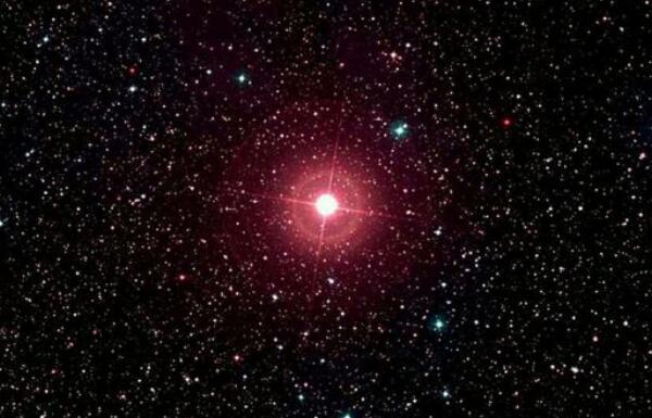红超巨星有多大，太阳质量的100倍（最大的比太阳大45亿倍）