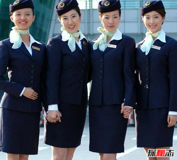 空姐为何蹲着服务?真相让人意想不到(特殊服务仅头等舱推出)