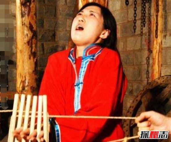 拶刑就是夹手指的刑罚，手指不残也伤(经历十指连心之痛)